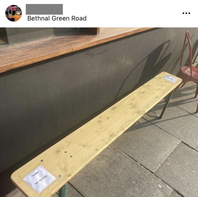 영국 유명 카페 앞 벤치에 붙어 있는 안내문. “미안하지만 뚱뚱한 사람은 앉지 말라”고 적혀 있다. 인스타그램 갈무리
