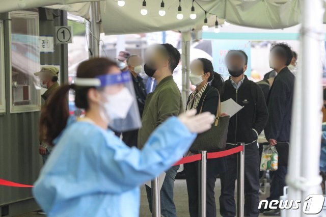 지난 4월 29일 서울 중구 서울역광장에 마련된 신종 코로나바이러스 감염증(코로나19) 임시선별진료소에서 시민들이 검사를 받고 있다. 2021.4.29/뉴스1 © News1