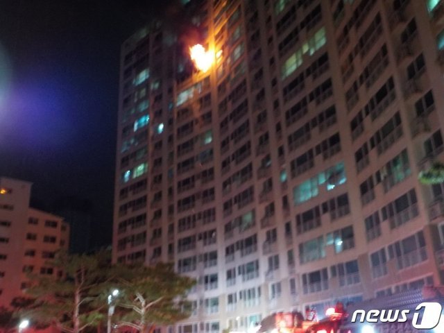 1일 새벽 대구 수성구의 아파트 15층에서 원인 모를 불이 났다. 이 불로 소방서 추산 6000여만원의 피해가 발생했으나 다행히 인명피해는 없었다.(대구소방안전본부 제공) © 뉴스1