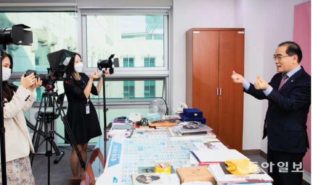 태영호 의원(오른쪽)이 4월 28일 의원실에 마련된 간이 스튜디오에서 보좌진의 요구에 맞춰 카메라를 향해 손가락 하트를 하고 있다. 조영철 기자 korea@donga.com