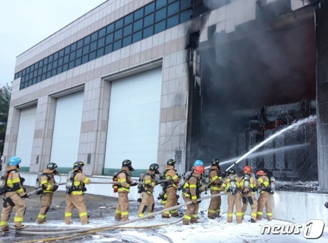 1일 오전 5시 15분께 대전 동구 가오동 한국전력공사 남대전변전소 변압기에서 불이나 소방대원들이 불을 끄고 있다.(대전 소방본부 제공) © 뉴스1