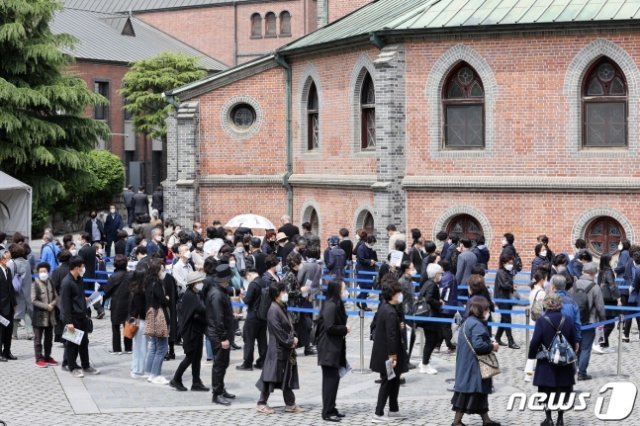 故 정진석 추기경 선종 나흘째인 30일 오후 서울 중구 명동대성당에 조문객들의 발걸음이 이어지고 있다. 2021.4.30/뉴스1