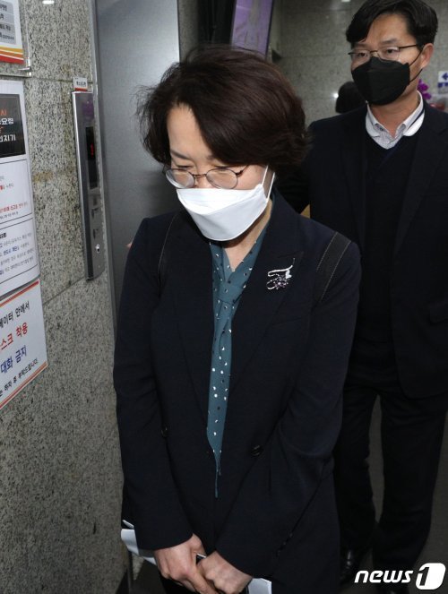 임혜숙 과학기술정보통신부 장관 후보자가 19일 오전 서울 광화문우체국에 마련된 청문회 준비 사무실로 출근하고 있다. 2021.4.19/뉴스1 © News1