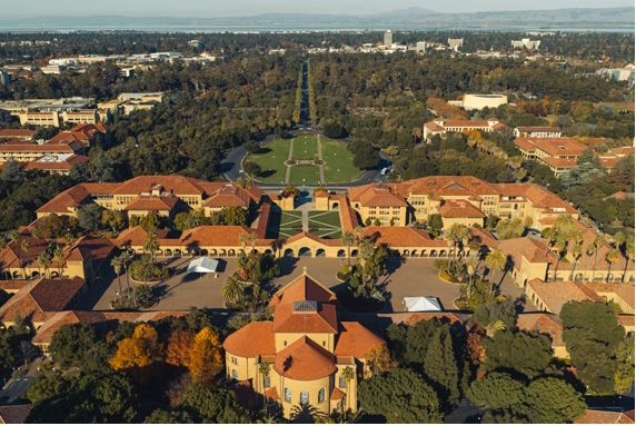 미국 서부 팔로알토에 위치한 스탠퍼드대 전경. 대학을 중심으로 첨단산업 기지인 실리콘밸리가 자연스레 형성됐다. 사진 스탠퍼드대 홈페이지