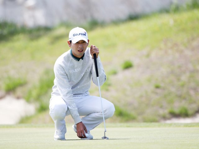 2일 전라북도 군산 CC에서 열린 KPGA 군산CC 오픈 파이널라운드에서 김동은이 3번홀 퍼팅라인을 살피고 있다. (KPGA 제공) 2021.5.2/뉴스1