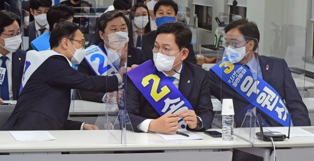 당대표 후보 3인이 전당대회에 앞서 인사를 나누고 있습니다. 홍영표 송영길 우원식 후보. 국회사진기자단