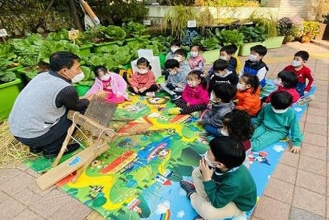 서울 서초구의 한 어린이집에서 보육교사가 아동들과 야외 학습활동을 하고 있다. 서초구는 이달부터 공유어린이집의 보육 담당 아동 수를 줄여 운영한다는 계획이다. 서초구 제공