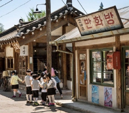 서울 종로구 국립민속박물관 어린이박물관에 있는 ‘추억의 거리’를 살펴보는 어린이들. 옛 골목길을 재현한 이곳에서 5일 딱지치기, 제기차기, 고무줄놀이 등을 할 수 있다. 국립민속박물관 제공