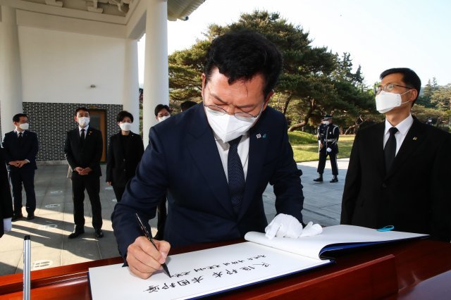 송영길 더불어민주당 신임 대표가 3일 오전 서울 동작구 국립서울현충원을 방문해 참배를 마친 뒤 방명록을 작성하고 있다. 국회사진기자단