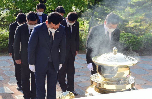 송영길 더불어민주당 신임 대표(앞줄 왼쪽)와 윤호중 원내내표, 신임 최고위원들이 3일 오전 서울 동작구 국립서울현충원 내 고 김대중 대통령 묘역을 찾아 참배하고 있다. 국회사진기자단