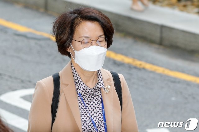 임혜숙 과학기술정보통신부 장관 후보자가 인사청문회를 하루 앞둔 3일 오전 서울 종로구 광화문우체국에 마련된 청문회 준비 사무실로 출근하고 있다. 2021.5.3/뉴스1 © News1