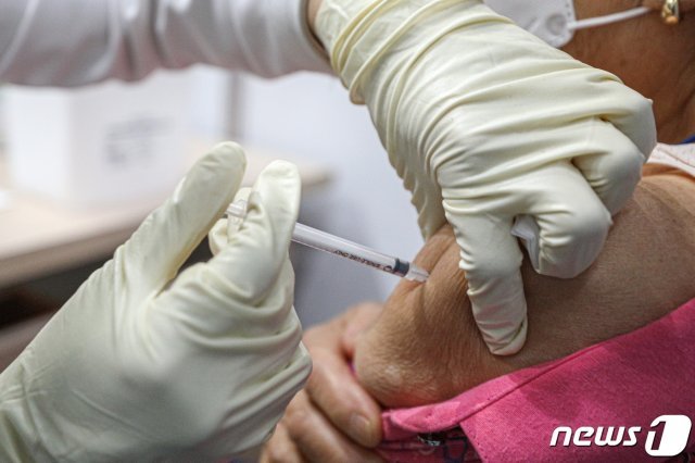 75세 이상 어르신 백신 접종 모습. 2021.4.30/뉴스1 © News1