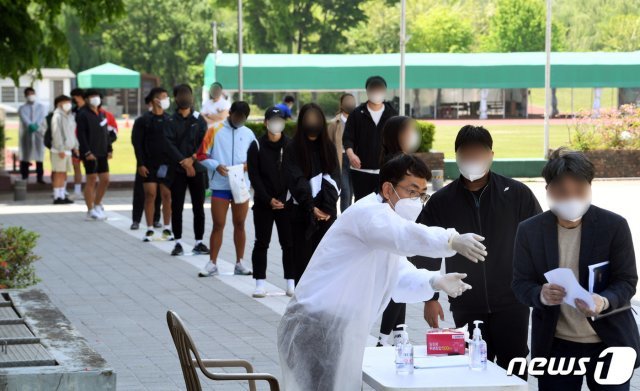 3일 서울 송파구 서울체육중고등학교에 설치된 이동식 PCR 검사소에서 학생 및 교직원들이 검사를 받기 위해 줄을 서 있다. 2021.5.3/뉴스1 © News1 사진공동취재단