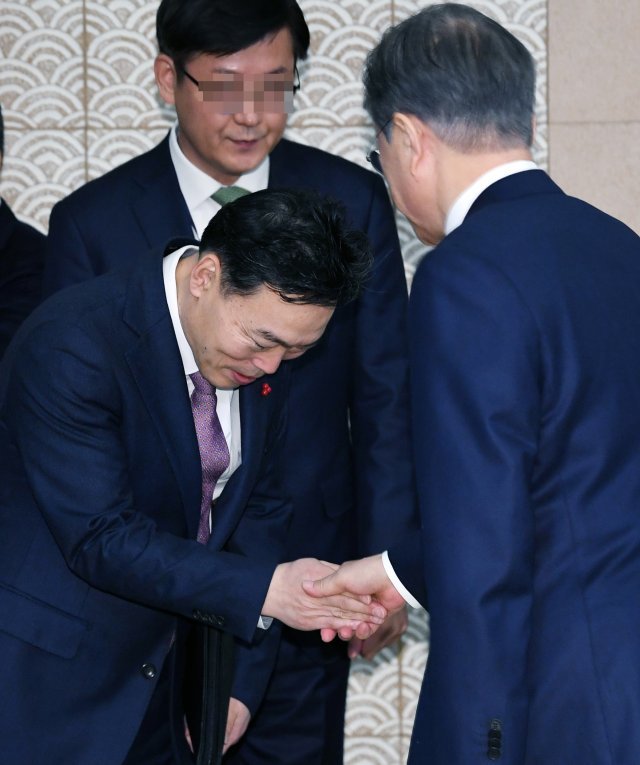 문재인 대통령이 2019년 12월 3일 청와대에서 열린 국무회의에 앞서 김오수 법무부 차관과 악수하고 있다. 청와대사진기자단