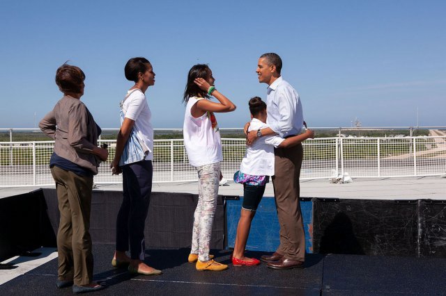 2011년 4월 29일(D-2) 빈라덴 제거 명령을 내린 뒤 플로리다 케네디우주센터를 방문해 우주왕복선 엔데버호 발사를 가족과 함께 지켜보는 오바마 대통령. 백악관 홈페이지