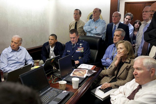 2011년 5월 1일(D-0) 빈라덴 은신처 급습 장면을 위성 모니터로 시청하고 있는 오바마 대통령과 각료들. 시츄에이션룸 대형 모니터가 고장 나는 바람에 부속 기계실에 모여 시청하고 있다.    백악관 홈페이지