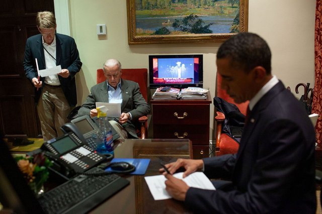 빈라덴 제거 작전이 성공한 뒤 대국민 연설문을 다듬고 있는 오바마 대통령. 백악관 홈페이지