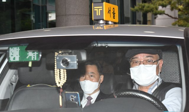 김오수 검찰총장 내정자가 3일 오후 서울 서초동 고등검찰청에서 퇴근하고 있다.  송은석기자 silverstone@donga.com