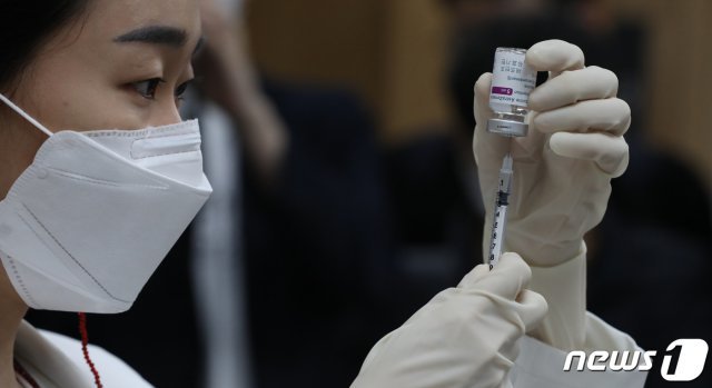 3일 오전 서울 용산구보건소에서 한 의료진이 아스트라제네카 코로나19 백신을 소분하고 있다. 2021.5.3/뉴스1 © News1