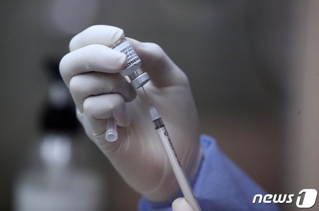 3일 서울 용산구 예방접종센터 코로나19 백신 보관소에서 의료진이 화이자 백신을 분주하고 있다. 2021.5.3/뉴스1 © News1