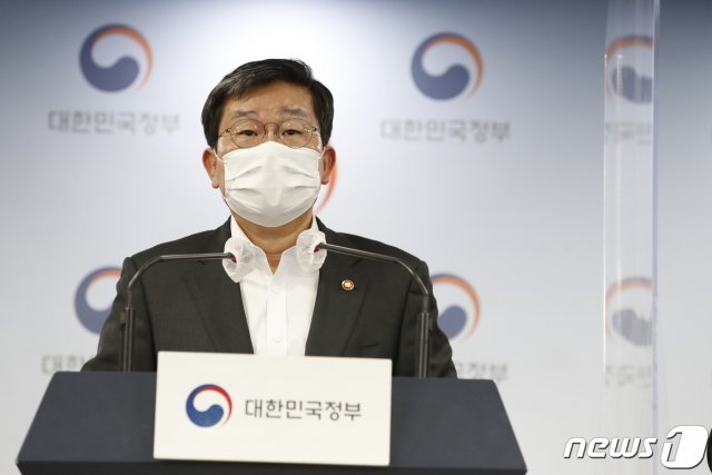 전해철 행정안전부 장관이 3일 오후 서울 세종대로 정부서울청사에서 코로나19 대응 특별방역점검회의 결과를 발표하고 있다. 2021.5.3/뉴스1 © News1