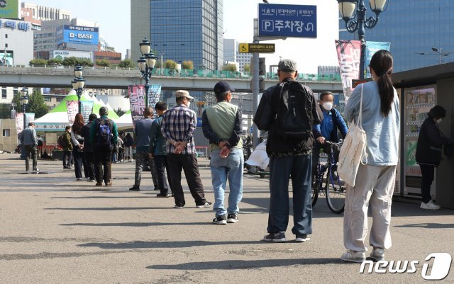 3일 서울 중구 서울역 광장에 마련된 신종 코로나바이러스 감염증(코로나19) 임시선별검사소에서 시민들이 검체 검사를 받기 위해 줄을 서고 있다.2021.5.3/뉴스1 © News1
