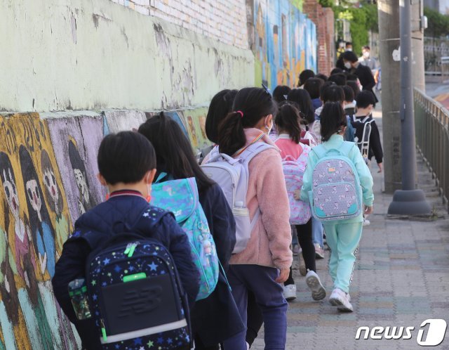 서울 한 초등학교에서 학생들이 등교하고 있다. 2021.4.9/뉴스1 © News1