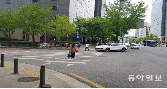 서울 종로구의 한 신호등이 없는 횡단보도를 보행자가 건너는데 차량이 일시 정지하지 않고 지나가고 있다. 한국교통안전공단 제공