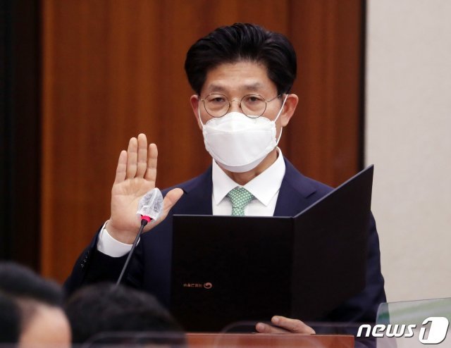 노형욱 국토교통부장관 후보자가 4일 오전 서울 여의도 국회 국토교통위원회에서 열린 인사청문회에 출석해 선서를 하고 있다. 2021.5.4/뉴스1 © News1