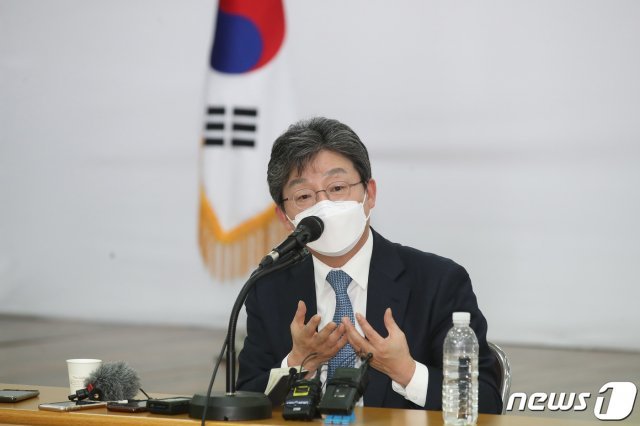 유승민 전 미래통합당(현 국민의힘) 의원이 30일 오후 대구 수성구 국민의힘 대구시당에서 열린 기자간담회에 참석해 취재진 질문에 답하고 있다. 2021.4.30/뉴스1 © News1