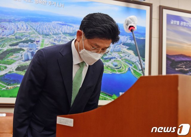 노형욱 국토교통부장관 후보자가 4일 오전 서울 여의도 국회 국토교통위원회에서 인사하고 있다. 2021.5.4/뉴스1 © News1