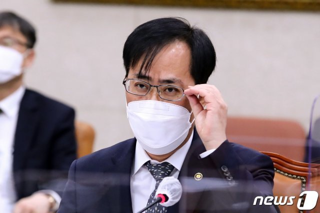 박준영 해양수산부 장관 후보자가 4일 서울 여의도 국회에서 열린 인사청문회에서 안경을 만지고 있다. 2021.5.4/뉴스1 © News1