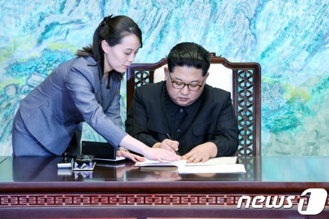 김정은 북한 조선노동당 총비서(오른쪽)과 여동생 김여정 당 중앙위 부부장. 2018.4.27/뉴스1 © News1