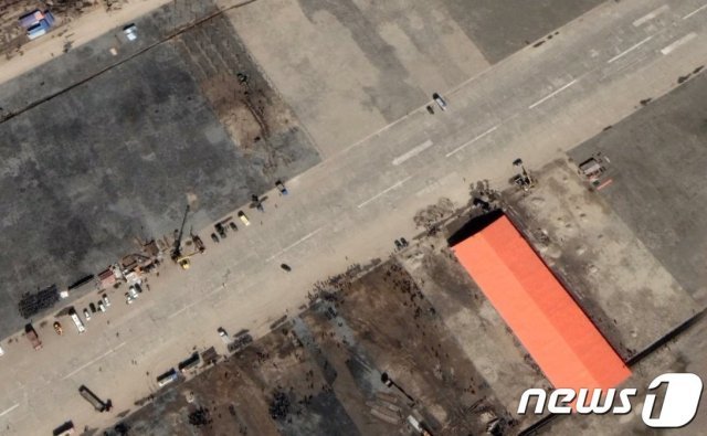 북한 평안북도 신의주시 의주비행장에 설치된 코로나19 검역시설 추정 건물 위성사진. 2021년 3월17일 촬영. (타라오 구 트위터) © 뉴스1