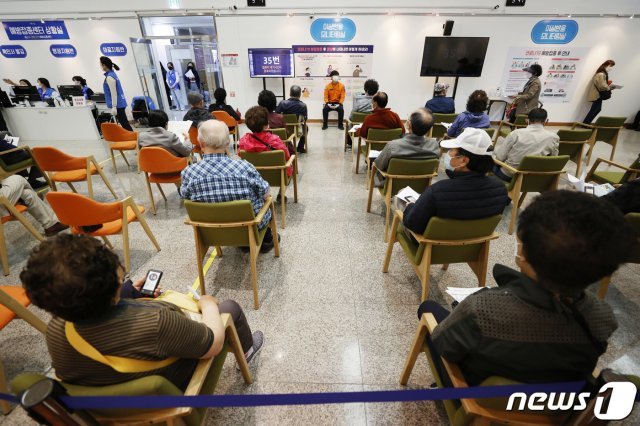 신종 코로나바이러스 감염증(코로나19) 백신 수급 불균형이 발생하고 있는 가운데 3일 오전 서울 용산구 예방접종센터에서 시민들이 코로나19 백신 접종을 기다리고 있다. 2021.5.3/뉴스1 © News1