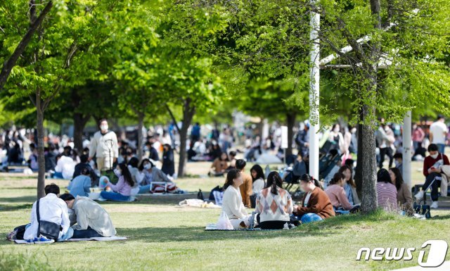 2일 오후 서울 여의도 한강공원에서 시민들이 봄나들이를 하고 있다. 2021.5.2/뉴스1 © News1