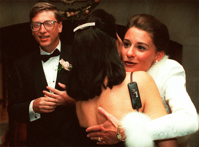 1994년 미국 하와이주에서 열린 마이크로소프트(MS) 창업자 빌 게이츠(왼쪽)와 아내 
멀린다(오른쪽)의 결혼식에서 신부가 하객과 포옹하고 있다. 하와이=AP 
뉴시스