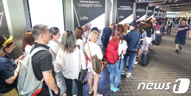 지난 2018년 6월 6일 오전 서울 중구 롯데면세점 본점 입구에서 중국인 관광객들이 면세점 개점을 기다리며 줄을 서있다.© News1