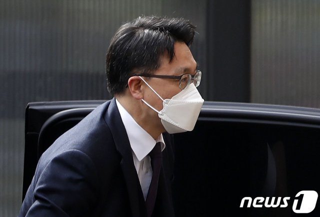 김진욱 고위공직자범죄수사처(공수처) 처장이 28일 오전 경기 정부과천청사 공수처로 출근하고 있다. 2021.4.28/뉴스1 © News1