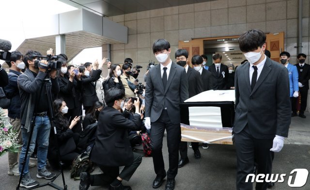 5일 오전 서울 서초구 서울성모병원에서 지난달 25일 새벽 반포 한강 둔치에서 실종된지 6일만에 주검으로 발견된 대학생 고(故) 손정민군의 발인식이 엄수되고 있다. 2021.5.5/뉴스1