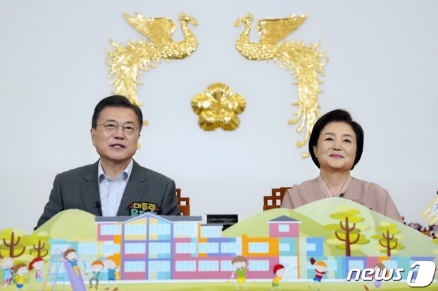 문재인 대통령과 김정숙 여사가 지난 4일 청와대 본관 집무실에서 어린이날을 맞아 열린 ‘청와대 어린이 랜선초청 만남’ 행사에서 평창 도성초등학교 어린이들과 영상으로 만나 인사하고 있다. 2021.5.5/뉴스1 © News1