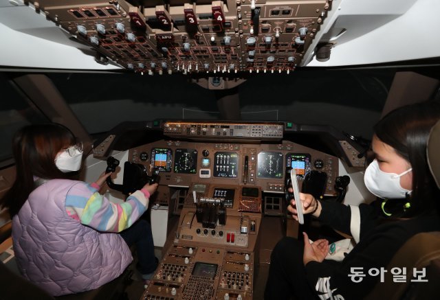 티웨이항공은 5일 서울 강서구 국립항공박물관에서 국립항공박물관과 함께 강서구 초등학생들을 초대해 ‘항공의 꿈을 만나다’ 행사를 열었다. 어린이들이 조종석에 앉아 체험을 하고있다. 2021.5.5.