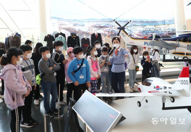 티웨이항공은 5일 서울 강서구 국립항공박물관에서 국립항공박물관과 함께 강서구 초등학생들을 초대해 ‘항공의 꿈을 만나다’ 행사를 열었다. 어린이들이 박물관에서 비행기 관련 설명을 듣고있다. 2021.5.5.