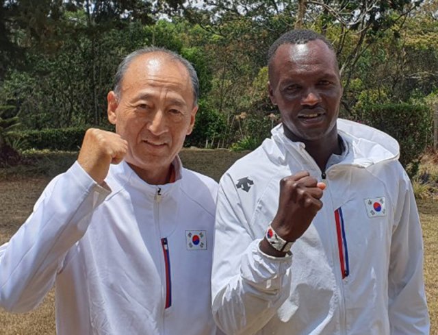 오창석 한국 마라톤 국가대표 코치(왼쪽)가 귀화 마라토너 오주한과 3월 31일 케냐에서 도쿄 올림픽 결의를 다지고 있다. 오창석 코치 제공