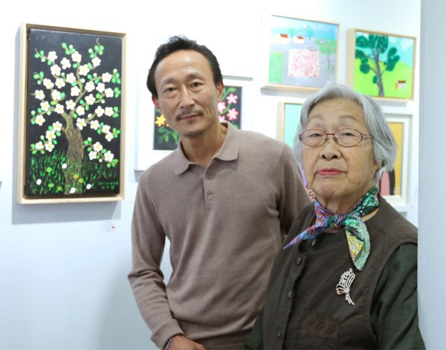 어머니 김두엽 씨(오른쪽)와 아들 이현영 씨가 지난달 전남 광양에서 열린 모자(母子) 작품전에서 잔잔한 미소를 띠고 있다. 한진택배 제공