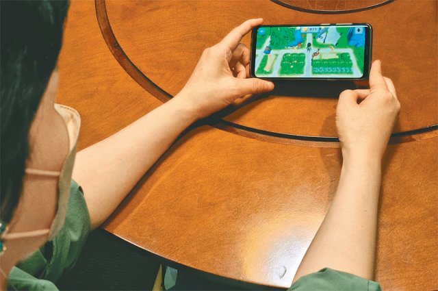 게임형 디지털 치료제를 개발 중인 한 연구원이 치료제를 마치 게임을 하듯 사용하는 시범을 보이고 있다. 에스알파테라퓨틱스 제공