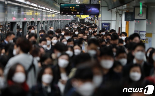 지난 3월25일 서울의 한 지하철역에서 마스크를 쓴 시민들이 출근길 발걸음을 옮기고 있다. 2021.3.25/뉴스1 © News1
