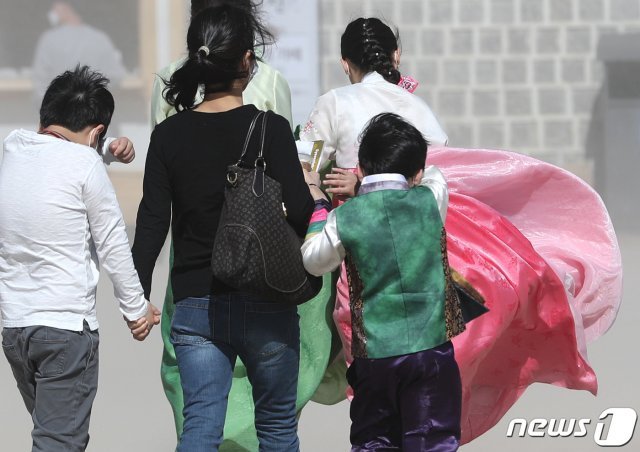 어린이날인 5일 서울 경복궁에서 시민들이 바람을 피하고 있다. 2021.5.5/뉴스1 © News1