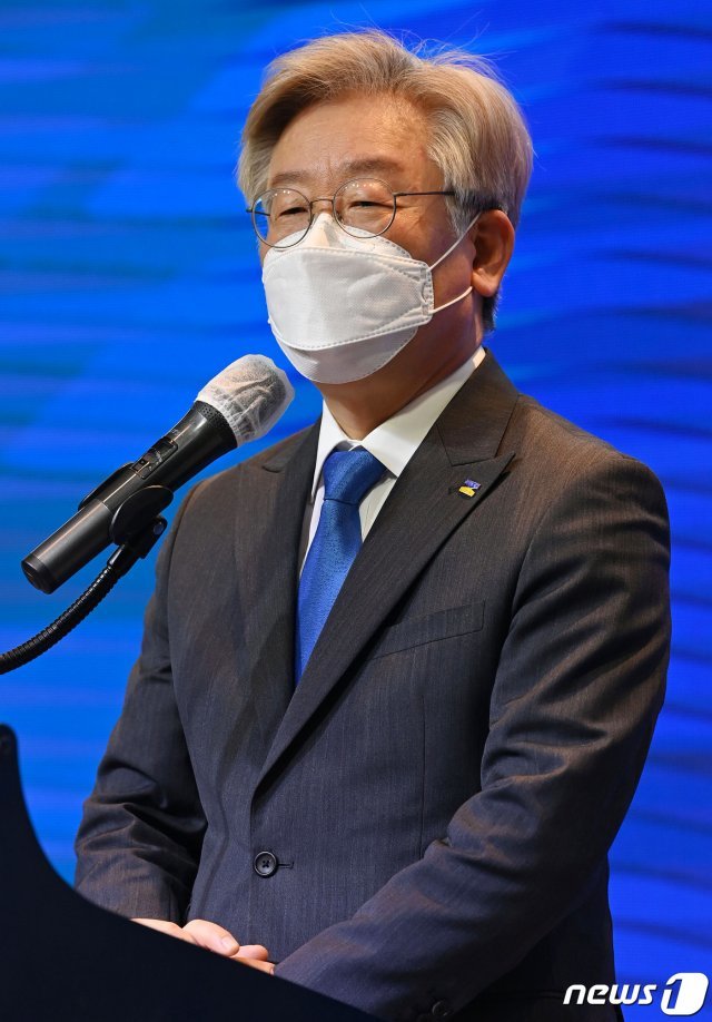 이재명 경기도지사는 6일 일본정부의 후쿠시마 방사능 오염수의 방류결정과 관련, “국제사회의 우려와 분노에도 투명한 공개, 객관적 검증, 즉각 철회 등의 조치가 없다면 그에 따르는 모든 책임은 일본 정부가 전적으로 져야 할 것”이라고 경고했다./뉴스1 © News1