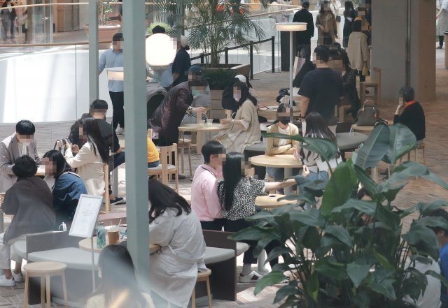 6일 서울 소재 한 백화점에서 점심시간에 사람들이 식사를 하고있다.송은석기자 silverstone@donga.com